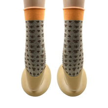 Breathable and soft socks with a simple design